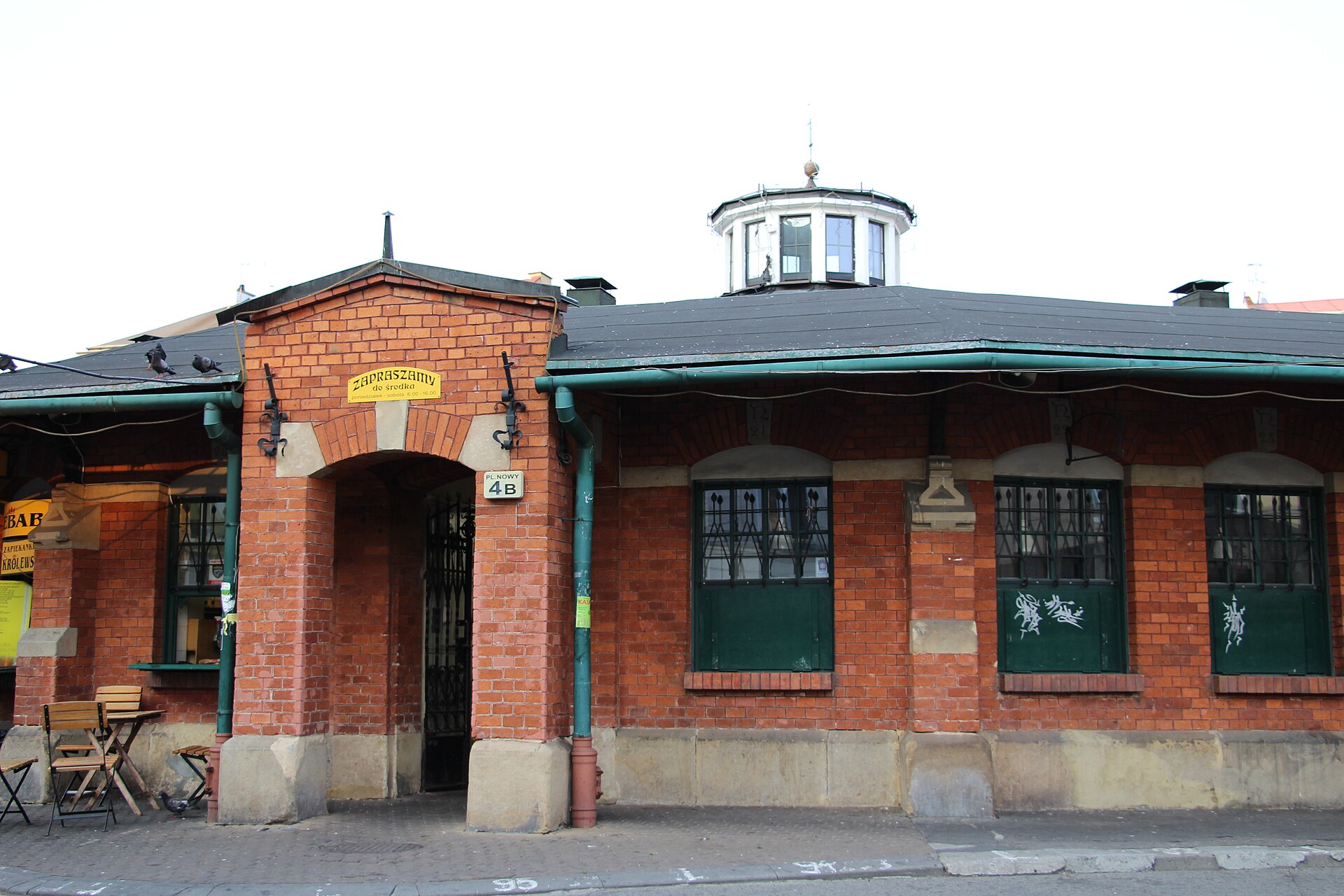 The Okrąglak on Plac Nowy, Kraków, with its zapiekanka hatches